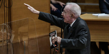 Ο Κωνσταντίνος Πλεύρης χαιρετά ναζιστικά ενώπιον των δικαστών που δικάζουν τη Χρυσή Αυγή σε δεύτερο βαθμό (φωτ.: EUROKINISSI / Τατιάνα Μπόλαρη)