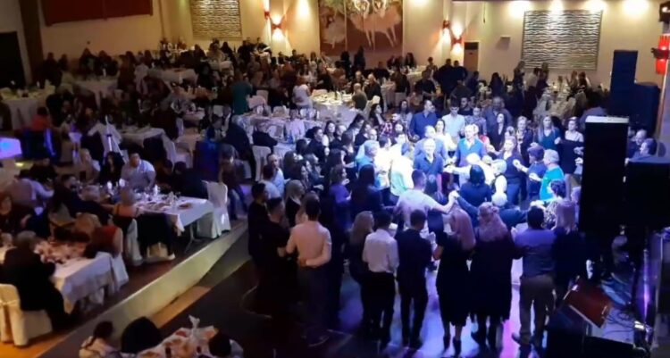 Κατάμεστη ήταν η αίθουσα όπου πραγματοποιήθηκε ο ετήσιος χορός του Συλλόγου (φωτ.: facebook/Σύλλογος Ποντίων Ελευθερίου Κορδελιού)