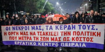 Πλήθος κόσμου πήρε μέρος στις πορείες σε Αθήνα και Θεσσαλονίκη για τον άδικο χαμό των θυμάτων του σιδηροδρομικού δυστυχήματος στα Τέμπη (φωτ.: EUROKINISSI/Γιάννης Παναγόπουλος)