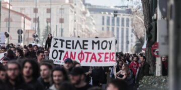 Στιγμιότυπο από τη συγκέντρωση των μαθητών και των φοιτητών στο κέντρο της Αθήνας για το πολύνεκρο σιδηροδρομικό δυστύχημα στα Τέμπη (φωτ.: EUROKINISSI/Κώστας Τζούμας)