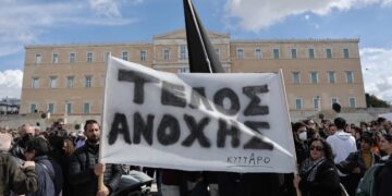 Χιλιάδες κόσμου συμμετείχαν στο συλλαλητήριο για τα θύματα του σιδηροδρομικού δυστυχήματος στα Τέμπη (φωτ.: EUROKINISSI/Τατιάνα Μπόλαρη)