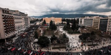 Γενική άποψη της πορείας που πραγματοποιήθηκε στο κέντρο της Αθήνας (φωτ.: EUROKINISSI/Γιάννης Παναγόπουλος)