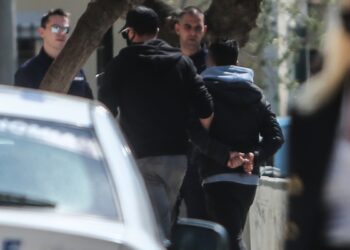 Στιγμιότυπο από την προσαγωγή του 44χρονου προπονητή στην ανακρίτρια (Φωτ.: EUROKINISSI/Κώστας Τζούμας)