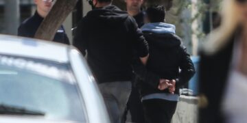 Στιγμιότυπο από την προσαγωγή του 44χρονου προπονητή στην ανακρίτρια (Φωτ.: EUROKINISSI/Κώστας Τζούμας)