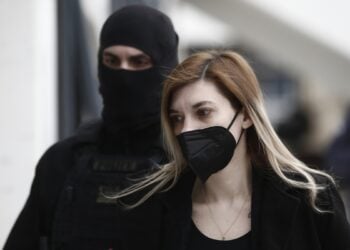 Η Ρούλα Πισπιρίγκου οδηγείται στο Μικτό Ορκωτό Δικαστήριο (φωτ.: ΑΠΕ-ΜΠΕ / Γιάννης Κολεσίδης)