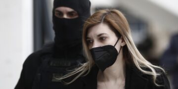 Η Ρούλα Πισπιρίγκου οδηγείται στο Μικτό Ορκωτό Δικαστήριο (φωτ.: ΑΠΕ-ΜΠΕ / Γιάννης Κολεσίδης)