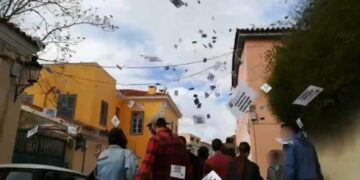 Στιγμιότυπο από τη στιγμή που τα μέλη του «Ρουβίκωνα» πετούν τα τρικάκια και φυλλάδια έξω από το σπίτι του τέως υπουργού Μεταφορών (φωτ.: facebook/Ρουβίκωνας)