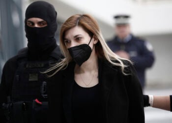 Η Ρούλα Πισπιρίγκου οδηγείται στο Μικτό Ορκωτό Δικαστήριο (φωτ.: ΑΠΕ-ΜΠΕ / Γιάννης Κολεσίδης)