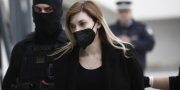 Η Ρούλα Πισπιρίγκου οδηγείται στο Μικτό Ορκωτό Δικαστήριο (φωτ.: ΑΠΕ-ΜΠΕ / Γιάννης Κολεσίδης)