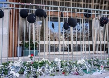 Λουλούδια κεράκια και αφιερώματα για τα θύματα του πολύνεκρου σιδηροδρομικού δυστυχήματος των Τεμπών, στο Δικαστικό Μέγαρο Λάρισας (φωτ.: Λεωνίδας Τζέκας/EUROKINISSI)
