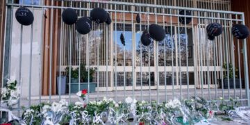 Λουλούδια κεράκια και αφιερώματα για τα θύματα του πολύνεκρου σιδηροδρομικού δυστυχήματος των Τεμπών, στο Δικαστικό Μέγαρο Λάρισας (φωτ.: Λεωνίδας Τζέκας/EUROKINISSI)