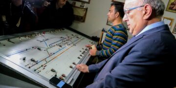 Στιγμιότυπο από την παρουσίαση της λειτουργίας χειρισμού του τοπικού συστήματος ελέγχου και αυτόματης χάραξης των διαδρομών στο σταθμαρχείο του ΟΣΕ, στη Λάρισα, παρουσία του υφυπουργού Μεταφορών και Υποδομών Μιχάλη Παπαδόπουλου (πρώτος από δεξιά) (φωτ.: EUROKINISSI/Λεωνίδας Τζέκας)