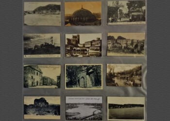 Οι καρτ ποστάλ που παρουσιάζονται στην έκθεση συγκεντρώθηκαν σε βάθος 30 ετών και παραχωρήθηκαν για την έκθεση από την εκπρόσωπο των ποντιακών συλλόγων «Δωδεκάπολις» Ελένη Σιδηροπούλου (φωτ.: facebook / Sofia Sidiropoulou)