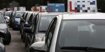 Στιγμιότυπο από παλιότερη διαμαρτυρία των σχολών οδήγησης στην Αθήνα. Σύμφωνα με τη δικογραφία, τα ποσά, για τη χορήγηση της άδειας οδήγησης χωρίς κανονικές εξετάσεις κυμαινόταν από 1.200 έως 2.500 ευρώ (φωτ.: ΑΠΕ-ΜΠΕ/Συμέλα Παντζαρτζή)