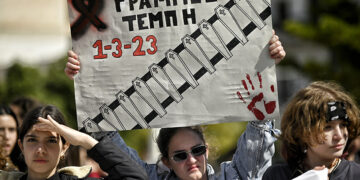 Μαθητές συμμετέχουν σε πορεία διαμαρτυρίας στο κέντρο της Κορίνθου, για το πολύνεκρο σιδηροδρομικό δυστύχημα στα Τέμπη (φωτ.: ΑΠΕ-ΜΠΕ / Βασίλης Ψωμάς)