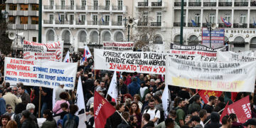 Συλλαλητήριο στην Αθήνα για το σιδηροδρομικό δυστύχημα στα Τέμπη (φωτ.: EUROKINISSI / Τατιάνα Μπόλαρη)