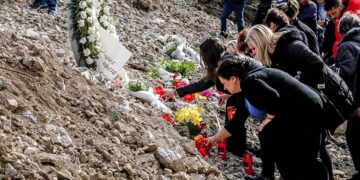 Στιγμιότυπο από το τρισάγιο στο σημείο του σιδηροδρομικού δυστυχήματος (φωτ.: EUROKINISSI / Λεωνίδας Τζέκας)