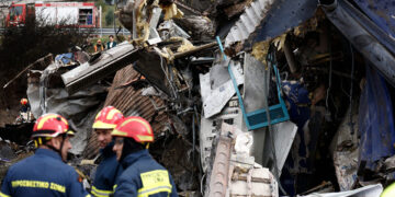 Πυροσβέστες και διασώστες στο σημείο που σημειώθηκε το σιδηροδρομικό δυστύχημα (φωτ.: ΑΠΕ-ΜΠΕ / Αχιλλέας Χήρας)