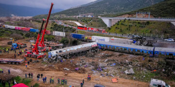 Σύμφωνα με τον μόνιμο σταθμάρχη, ο προφυλακισμένος συνάδελφός του είχε εργαστεί πριν το δυστύχημα τουλάχιστον δέκα φορές ως νυχτερινός στον σταθμό Λάρισας και ήταν «απόλυτα εξοικειωμένος με τον σταθμό και τον τοπικό πίνακα χειρισμού αιχμών»  (φωτ.: MOTIONTEAM / Βασίλης Βερβερίδης)