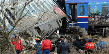 Επιχείρηση εντοπισμού αγνοουμένων στο σημείο όπου σημειώθηκε το πολύνεκρο σιδηροδρομικό δυστύχημα έξω από τη Λάρισα (φωτ.: ΑΠΕ-ΜΠΕ / Αποστόλης Ντόμαλης)