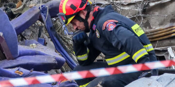 Πυροσβέστης στα συντρίμμια του τρένου στα Τέμπη (φωτ.: EUROKINISSI / Λεωνίδας Τζέκας)