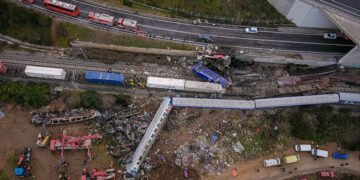 Οι δύο αμαξοστοιχίες που συγκρούστηκαν στα Τέμπη όπως φαίνονται από ψηλά (φωτ.: MOTIONTEAM / Βασίλης Βερβερίδης)