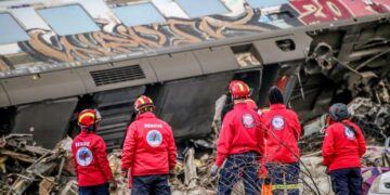 Διασώστες επιχειρούν στο σημείο του σιδηροδρομικού δυστυχήματος στα Τέμπη (φωτ.: EUROKINISSI/Λεωνίδας Τζέκας)