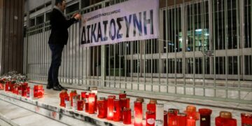 Στιγμιότυπο από διαμαρτυρία του Δικηγορικού Συλλόγου Λάρισας στο δικαστικό μέγαρο της πόλης για την τραγωδία στα Τέμπη (φωτ.: EUROKINISSI/Λεωνίδας Τζέκας)