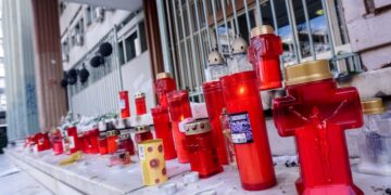 Λουλούδια, κεριά και αφιερώματα για τα θύματα του πολύνεκρου σιδηροδρομικού δυστυχήματος των Τεμπών στο Δικαστικό Μέγαρο Λάρισας. Από το πρωί καταθέτουν στην ανακρίτρια Λάρισας εν ενεργεία εργαζόμενοι και συνταξιούχοι του ΟΣΕ (φωτ.: EUROKINISSI/Λεωνίδας Τζέκας)