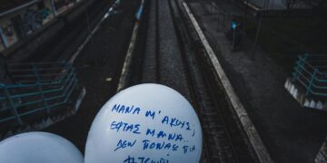 Λουλούδια και μπαλόνια με σημειώματα στο σταθμό του ΟΣΕ στα Τρίκαλα, για τα θύματα του πολύνεκρου σιδηροδρομικού δυστυχήματος στα Τέμπη (φωτ.: EUROKINISSI/ Θανάσης Καλλιάρας)