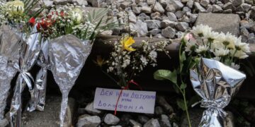 Λίγα λουλούδια κι ένα σημείωμα στη μνήμη των θυμάτων του τραγικού σιδηροδρομικού δυστυχήματος, στο σταθμό της Ραψάνης, στη Λάρισα (φωτ.: EUROKINISSI/Λεωνίδας Τζέκας)