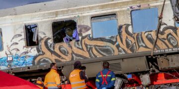 Ο υπουργός Υγείας ευχαρίστησε προσωπικά το προσωπικό του ΕΚΑΒ και τους διασώστες, όπως και το ιατρικό και νοσηλευτικό προσωπικό των νοσοκομείων της Λάρισας, της Κατερίνης αλλά και της Θεσσαλονίκης (φωτ.: EUROKINISSI/Λεωνίδας Τζέκας)