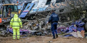 Χθες, η ολομέλεια της Αλβανικής Βουλής τήρησε ενός λεπτού σιγή για τα θύματα του τραγικού συμβάντος (φωτ.: EUROKINISSI/Λεωνίδας Τζέκας)