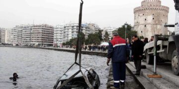 Σύμφωνα με πληροφορίες αυτοπτών μαρτύρων, ο 45χρονος αστυνομικός, πριν προχωρήσει στην πράξη, είχε δέσει με χειροπέδες τα χέρια του στο τιμόνι (φωτ. αρχείου: ΜΟΤΙΟΝΤΕΑΜ/Βασίλης Βερβερίδης)