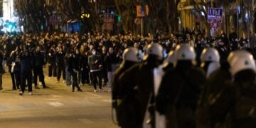 Αστυνομικές δυνάμεις επιτηρούν την πορεία κατά τη διάρκεια επεισοδίων μετά από την πορεία διαμαρτυρίας στο κέντρο της Θεσσαλονίκης (φωτ.: ΑΠΕ-ΜΠΕ/Αχιλλέας Χήρας)