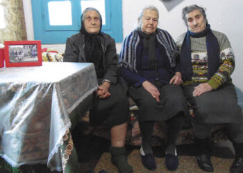 Η Αιμιλία Καμβύση (δεξιά), μαζί με τις φίλες της Μαρίτσα και Ευστρατία Μαυραπίδου (φωτ αρχείου: ΑΠΕ-ΜΠΕ / Στρατής Μπαλάσκας)