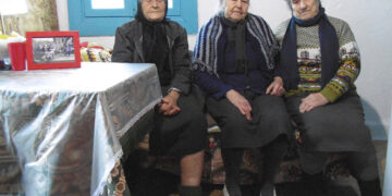 Η Αιμιλία Καμβύση (δεξιά), μαζί με τις φίλες της Μαρίτσα και Ευστρατία Μαυραπίδου (φωτ αρχείου: ΑΠΕ-ΜΠΕ / Στρατής Μπαλάσκας)