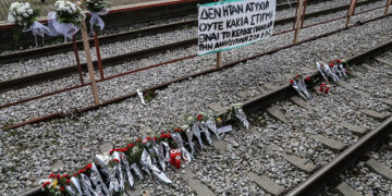 Λουλούδια στη μνήμη των θυμάτων του σιδηροδρομικού δυστυχήματος, στο Σταθμό Ραψάνης του νομού Λάρισας (φωτ.: EUROKINISSI / Λεωνίδας Τζέκας)
