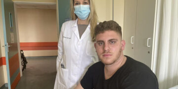 O 20χρονος φοιτητής Ανδρέας Αλικανιώτης με τη γιατρό Ειρήνη Τζιαστούδη (φωτ.: Facebook / Ειρήνη Τζιαστούδη)