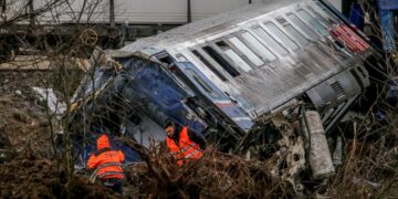 Στο πλαίσιο της έρευνας στα γραφεία του ΟΣΕ στη Λάρισα, οι άνδρες της Τροχαίας συνέλλεξαν έγγραφα και άλλα ντοκουμέντα που αφορούσαν το συγκεκριμένο δρομολόγιο, ώστε να βγουν συμπεράσματα για τα αίτια της τραγωδίας και τον καταλογισμό των ευθυνών (φωτ.: EUROKINISSI/Λεωνίδας Τζέκας)