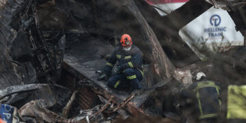 Έρευνες των σωστικών συνεργείων για τους αγνοούμενους στα συντρίμμια της αμαξοστοιχίας στα Τέμπη (φωτ.: ΜΟΤΙΟΝΤΕΑΜ / Βασίλης Βερβερίδης)