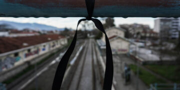 Μια μαύρη κορδέλα με φόντο τις σιδηροδρομικές γραμμές (φωτ.: EUROKINISSI / Θανάσης Καλλιάρας)