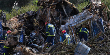 Πυροσβέστες στο σημείο της πολύνεκρης σύγκρουσης αμαξοστοιχιών στα Τέμπη (φωτ.: EUROKINISSI / Λεωνίδας Τζέκας)