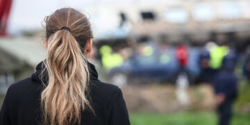 Γυναίκα παρακολουθεί τις έρευνες των σωστικών συνεργείων (φωτ.: MOTIONTEAM / Ραφαήλ Γεωργιάδης)