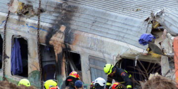 Πυροσβέστες στα συντρίμμια της επιβατικής αμαξοστοιχίας (φωτ.: ΑΠΕ-ΜΠΕ / Αποστόλης Ντόμαλης)