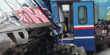 Έρευνες των σωστικών συνεργείων για τους αγνοούμενους στα συντρίμμια της αμαξοστοιχίας στα Τέμπη (φωτ.: ΜΟΤΙΟΝΤΕΑΜ / Βασίλης Βερβερίδης)