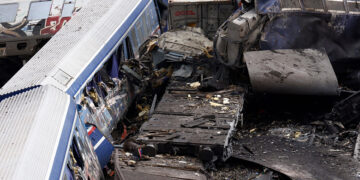 Κατεστραμμένα βαγόνια (φωτ.: ΑΠΕ-ΜΠΕ / Αχιλλέας Χήρας)