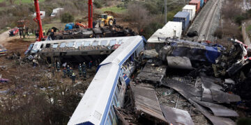 Το σημείο της σύγκρουσης των τρένων στα Τέμπη (φωτ.: ΑΠΕ-ΜΠΕ / Αχιλλέας Χήρας)