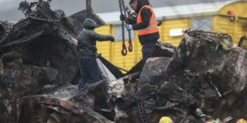 Συνεχίζονται οι έρευνες των σωστικών συνεργείων για τους αγνοούμενους στο πολύνεκρο σιδηροδρομικό δυστύχημα στα Τέμπη (φωτ: ΜΟΤΙΟΝΤΕΑΜ/Βασίλης Βερβερίδης)