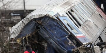 Ο νέος απολογισμός ανέβασε τον αριθμό των νεκρών σε 57, σύμφωνα με όσα δήλωσε η προϊσταμένη της ιατροδικαστικής υπηρεσίας Λάρισας Ρουμπίνη Λεονταρή (φωτ: ΜΟΤΙΟΝΤΕΑΜ/Βασίλης Βερβερίδης)